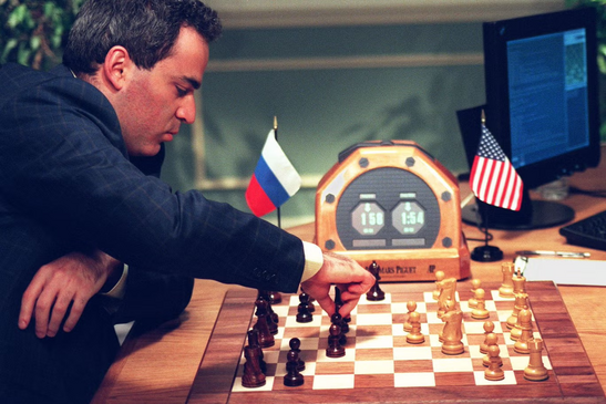 Το 1996, ο Garry Kasparov αντιμετώπισε για πρώτη φορά τον υπερυπολογιστή Deep Blue της IBM σε ένα αγώνα σκακιού. Παρά την ήττα του σε ένα παιχνίδι, ο Kasparov κέρδισε πειστικά τον αγώνα με σκορ 4-2. Την επόμενη χρονιά (1997), αντιμετώπισε την ανανεωμένη έκδοση του Deep Blue και αυτήν την φορά υπερίσχυσε ο Deep Blue 3,5-2,5, σηματοδοτώντας την πρώτη φορά που ένας υπολογιστής κέρδισε έναν παγκόσμιο πρωταθλητή στο σκάκι σε επίσημο αγώνα. Η εξέλιξη της τεχνολογίας υπήρξε ραγδαία από τότε και σήμερα ένα απλό chess app στο κινητό μας μπορεί να κερδίσει τον παγκόσμιο πρωταθλητή.